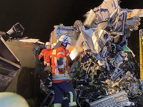 Tödlicher Unfall auf A9 bei Allersberg Lkw kracht in Pannenfahrzeuge