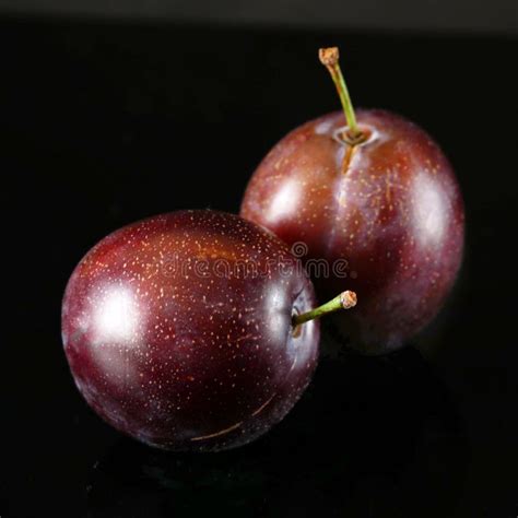 Jugosos Frutos Rojos Maduros De Ciruela Sobre Fondo Negro Imagen De