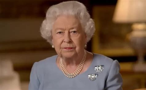 Rainha Elizabeth II teve espião entre colaboradores e só foi informada