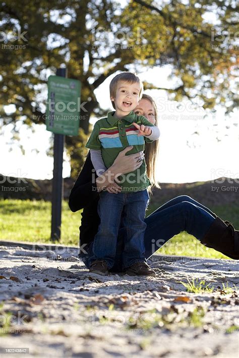 구슬눈꼬리 및 하위 2명에 대한 스톡 사진 및 기타 이미지 2명 가리키기 가족 Istock