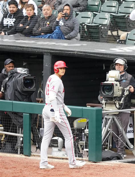 【連続写真で】大谷翔平が怒りのヘルメット投げつけ、衝撃音走りベンチ静まりかえる Mlbライブ速報写真ニュース 日刊スポーツ