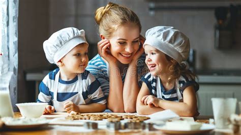 Familia Feliz En Cocina Madre Y Niños Que Preparan La Pasta Vagos Foto