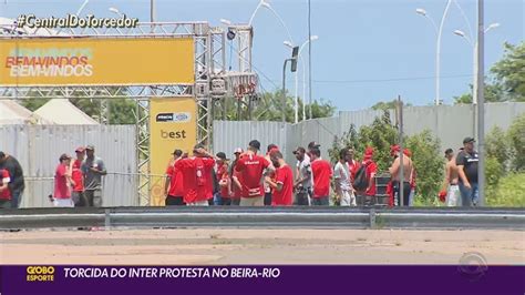 Torcida do Inter protesta no Beira Rio na véspera do jogo contra o