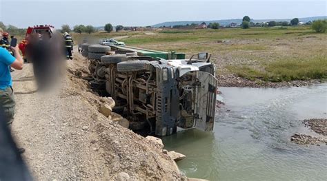 Autocamion răsturnat de pe podul provizoriu din localitatea Slobozia