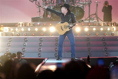 Watch As Garth Brooks Fan Breaks Down In Tears At Croke Park Concert