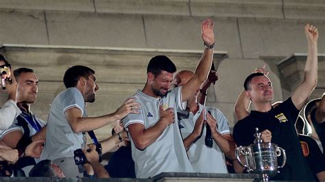 Novak Djokovic can't hold back tears at US Open title celebration in ...