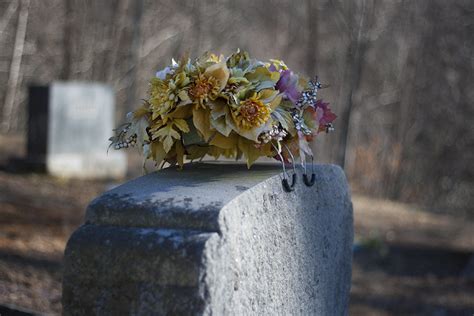 SIGHT OF THE TOMBS — graveplaces: Flowers for the grave