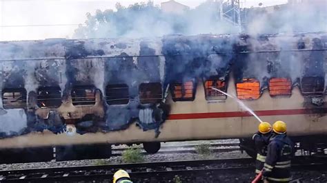 Voraz Incendio En Un Vag N De Tren Privado En India Al Menos