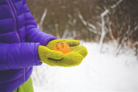 身手温暖的绿手套中的女在雪地背景高清图片下载 正版图片507339835 摄图网