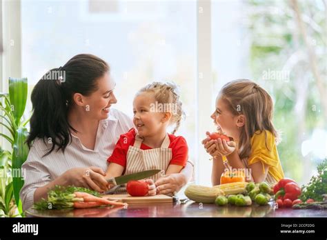 Comida Saludable En Casa Feliz Familia En La Cocina Madre E Hijos Las