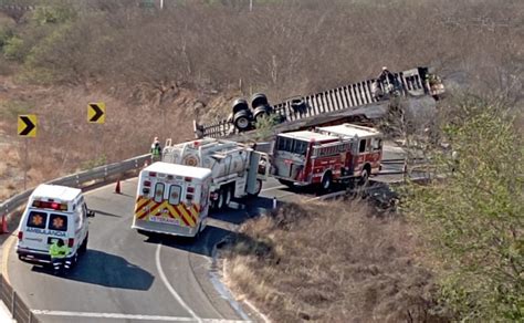 Camión vuelca y se incendia en autopista Mazatlán Culiacán