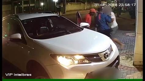 Vídeo mostra criminosos roubando carro em menos de 40 segundos em