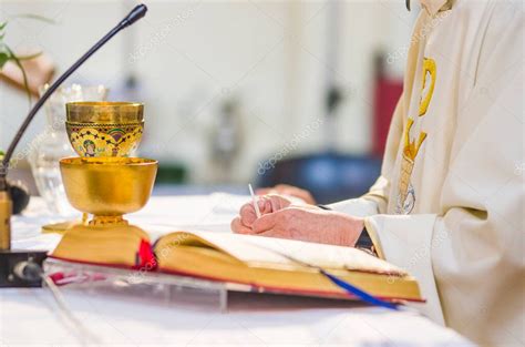 Altar Con Hostia Consagrada Que Se Convierte En El Cuerpo De Jesucristo