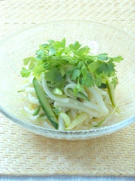 コリアンダーがほんのり香る大根とキュウリの和えるだけサラダ。 野菜ソムリエakkiの シンプル・ベジフル・キッチン