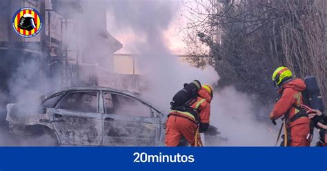 Sucesos Un incendio calcina un vehículo en una nave abandonada en el