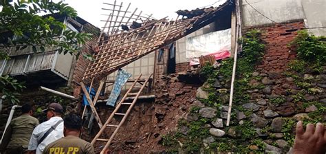 Tembok Penahan Tanah Ambrol Satu Rumah Di Majalengka Rusak Parah