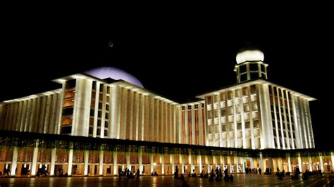 istiqlal mosque at night 23443698 Stock Photo at Vecteezy