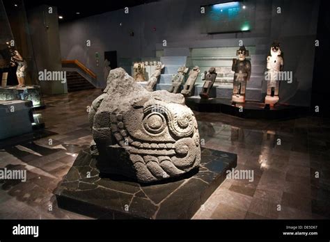 La escultura de piedra prehispánico de una serpiente emplumada en el