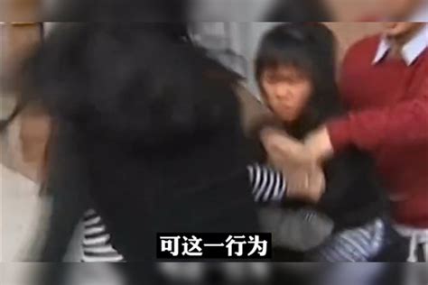 原配带女儿街头暴打小三，女子哭诉自己”活守寡”，原配：我恨这个女人！ 原配 女子 女儿