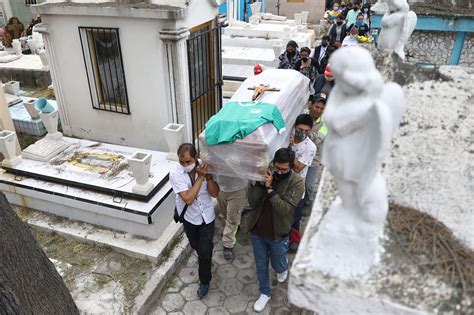 El Cementerio Donde Mexicanos Entierran A Sus Muertos Con Sus Propias Manos