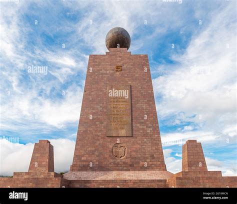 El Monumento De Construcción De La Línea Ecuatorial En Mitad Del Mundo