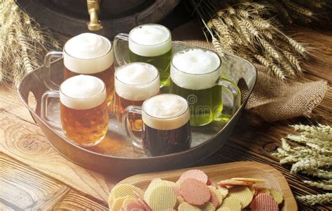 Bierglas En Oud Wijnbier Vat Met Tarwe Op Een Houten Tafel In Een