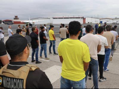 Suman más de 200 migrantes irregulares deportados por Panamá Diario