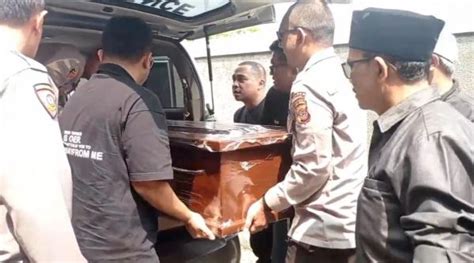 Isak Tangis Sambut Kedatangan Jenazah Farid Mekanik Pesawat Jatuh Di