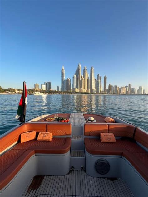 Dubai privétour op een jacht met zwemmen bij Palm Jumeirah GetYourGuide