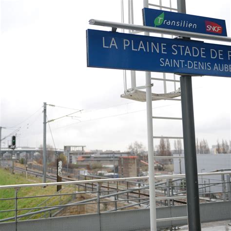 Trois Ou Quatre Explosions Pr S Du Stade De France Au Moins Trois Ou