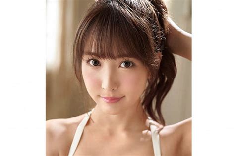 三上悠亜、谷間がチラリとのぞくセクシーな寝そべりショットに「隣で寝たい」ファン続出 Entame Next アイドル情報総合ニュースサイト