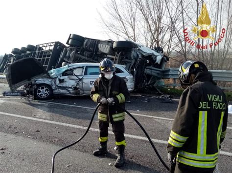 Scontro Auto Tir Sulla Provinciale A Santa Croce Di Boretto Muore