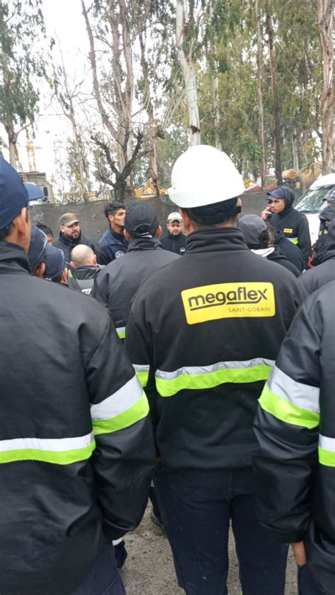 Conflicto por despidos en Megaflex: manifestación en el Parque