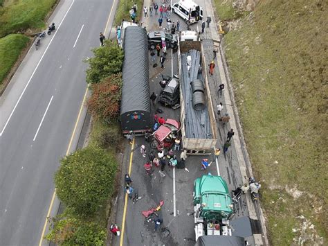 Accidente De Transito En La Vía Bogotá Tunja Una Tractomula Se Quedó