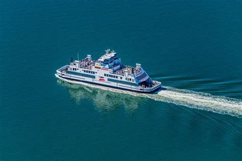 Luftaufnahme Wittdün auf Amrum Passagier und Autofährschiff