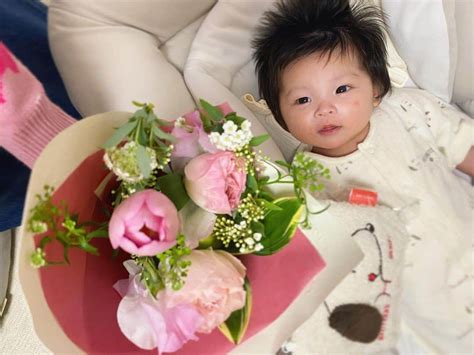 横町ももこさんのインスタグラム写真 横町ももこinstagram「💖 2ヶ月になったmy Love👶🌸 月齢バースデーにはお花を