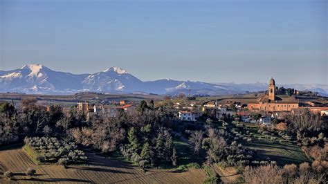 Mondolfo San Agostino Con Sullo Sfondo Il Monte Catria Ed Flickr