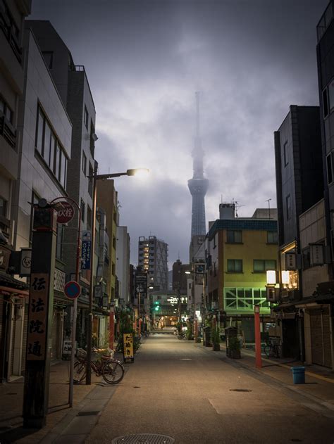 Cloudy Skytree from Asakusa : japanpics