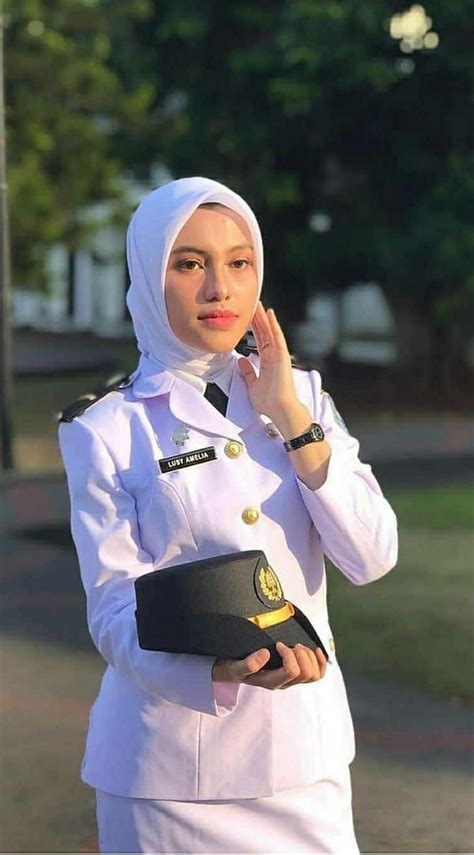 Pin By Keila On Yang Saya Simpan Flight Attendant Police Women