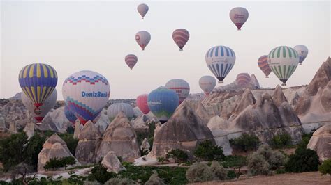 Turistler UNESCO Dünya Kültür Mirası Listesi ndeki Kapadokya yı