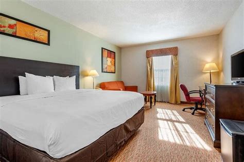 QUALITY INN SARNIA - Prices & Hotel Reviews (Point Edward, Ontario)