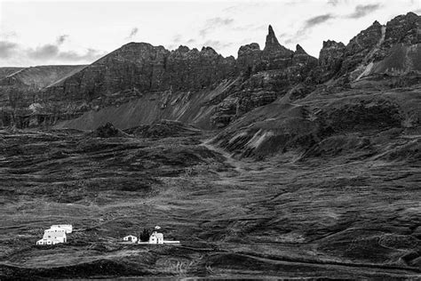 Dramatische Landschaften mit Häusern auf einem Hügel Kostenlose Foto