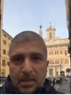 Simone Di Stefano Davanti Al Parlamento Una Trincea Da Difendere Per