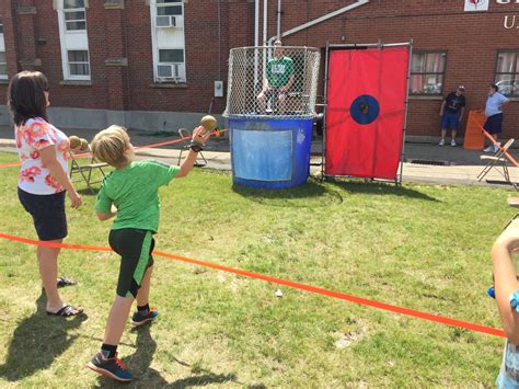 Crowds swarm to twobirds taphouse for their annual block party 6