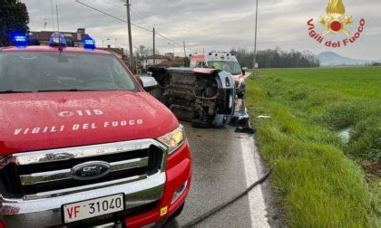 Perde Il Controllo Dell Auto Che Si Rovescia Conducente Ferito