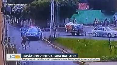 JA 1ª Edição Homem baleado após jogar pedra em carro da PM terá