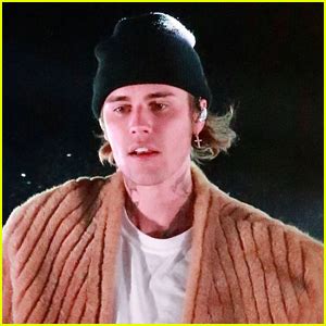 Justin Bieber Debuts At The Top Of Billboards Hot Charts Justin Bieber Music