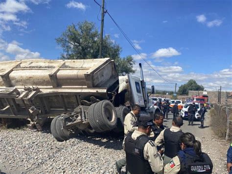 Tráiler pretende ganarle el paso al tren y pierde en Tecámac Edomex