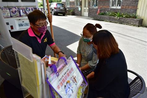 台灣就業通 找工作 中彰投分署就業服務巡迴車深入南投原鄉 為尋職民眾發送「求職便利包」