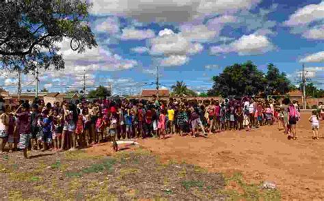 Fam Lia Leva Magia Da P Scoa Para Pessoas Carentes Em Campo Grande